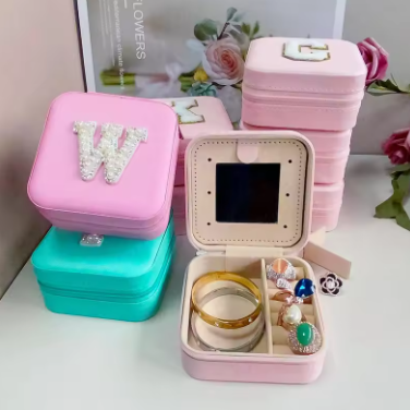 /uploads/image/2024/05/05/Custom Preppy Glitter Letters Chenille Patches Pu Leather Travel Case Ring Earring Necklace Travel Jewelry Box With Mirror.png